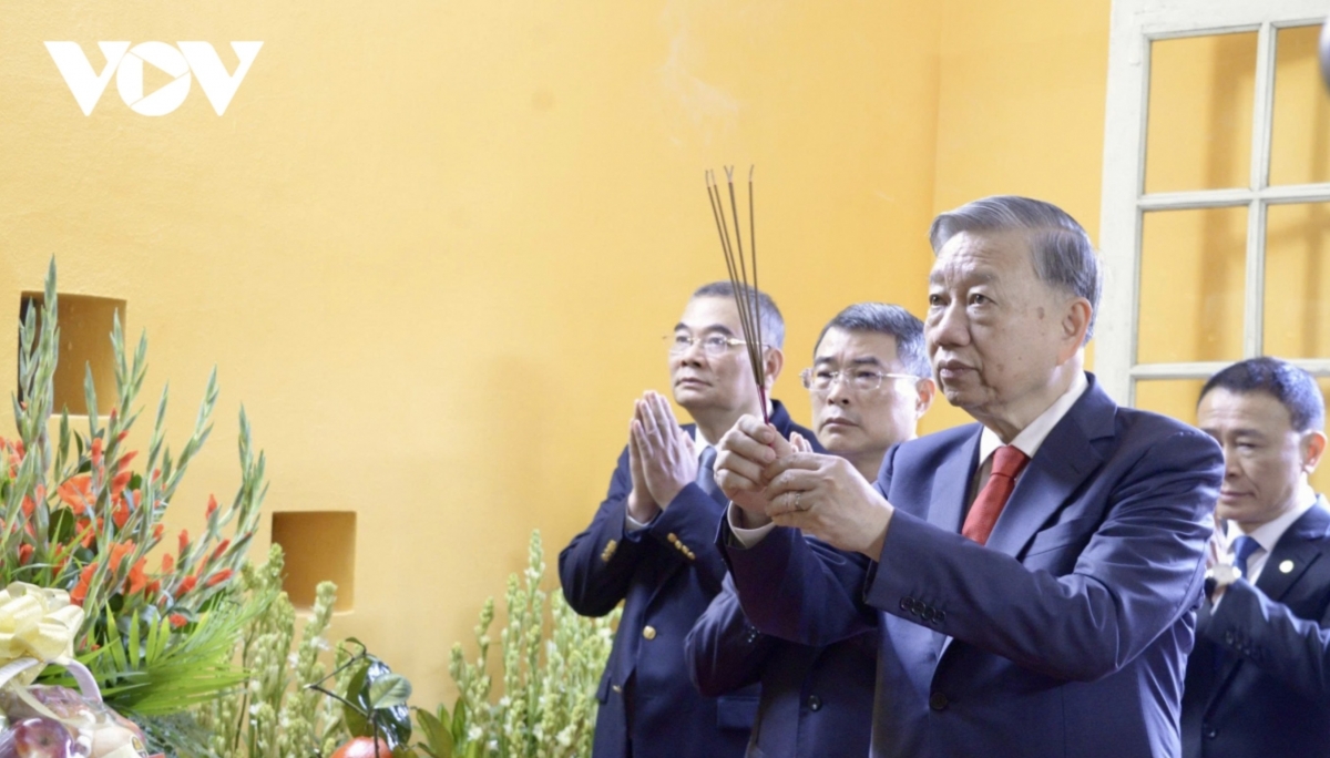 Party leader offers incense at Thang Long Imperial Citadel and House 67